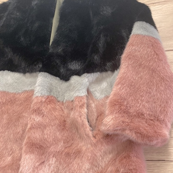 PAT women’s fur coat, size medium, W21 L29, Acrylic and polyester. - Picture 5 of 7